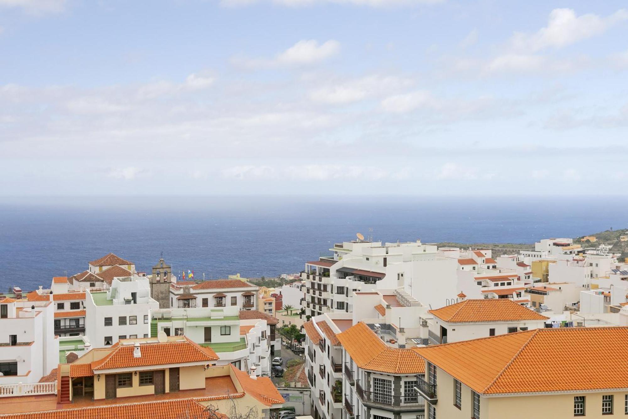 Apartment Rooftop View Escape - 1 Minute To Center And Fast Wi-fi - Special Season Price For And June *