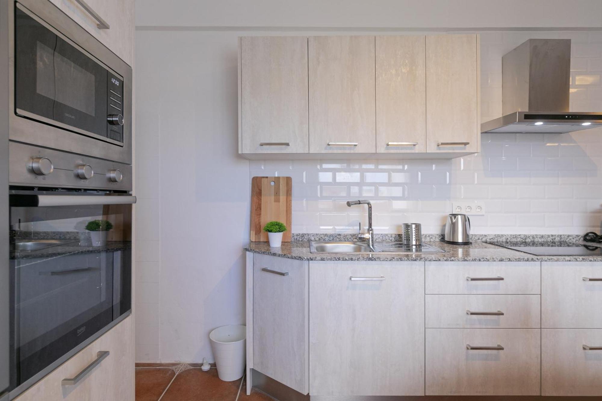 Apartment Rooftop View Escape - 1 Minute To Center And Fast Wi-fi - Special Season Price For And June *